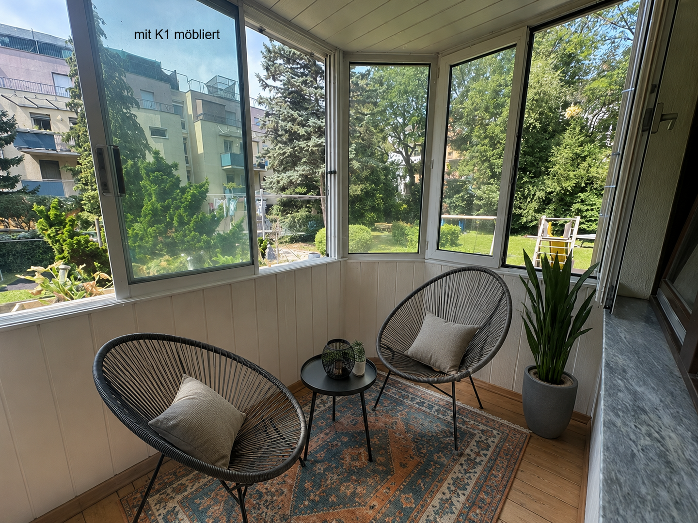 verglaster Balkon mit K 1 möbliert