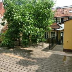 Terrasse mit Nussbaum