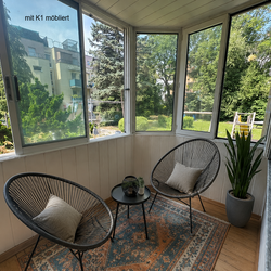 verglaster Balkon mit K 1 möbliert